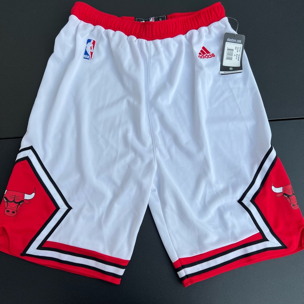 NBA store Adidas Chicago Bulls Shorts NWT boys XL